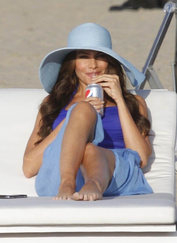 Sofia Veragara et sa plastique pulpeuse sur le tournage de la nouvelle publicité pour Diet Pepsi, sur une plage de Los Angeles, le 28 mars 2011.