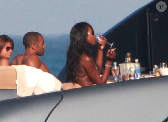 Naomi Campbell et son chéri Vladimir Doronin en vacances sur leur yacht à Miami, le 27 mars 2011