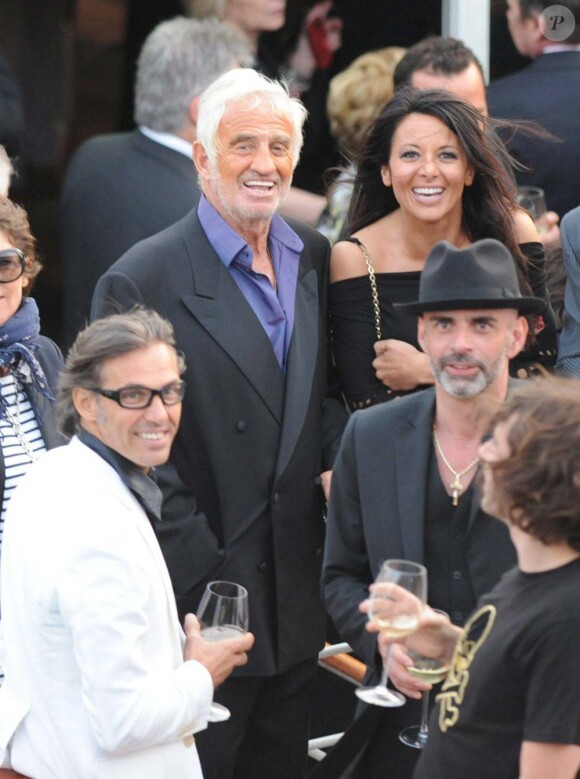 Jean-Paul Belmondo et Barbara Gandolfi, anniversaire de Johnny Hallyday, à Paris, le 15 juin 2010
