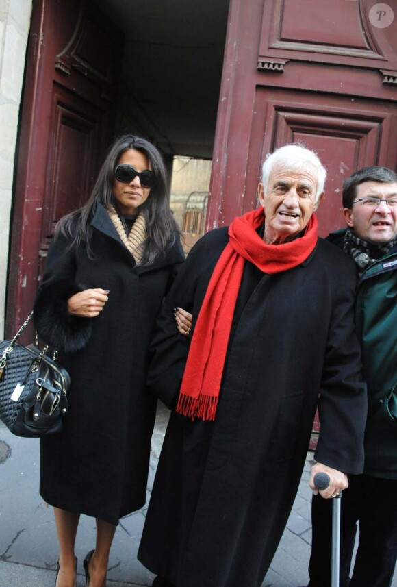 Jean-Paul Belmondo et Barbara Gandolfi aux obsèques d'Annie Girardot, à Paris, le 4 mars 2011