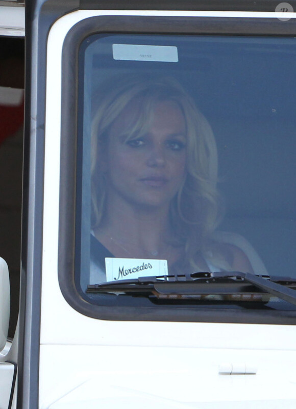 Britney Spears tourne un sketch pour le Jimmy Kimmel Show au côté des membres de Jackass, mardi 29 mars.