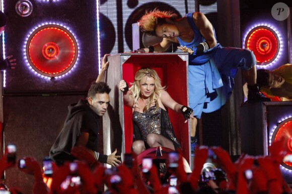 Britney Spears se produit sur la plateau du Jimmy Kimmel Show pour promouvoir son album Femme Fatale, mardi 29 mars.