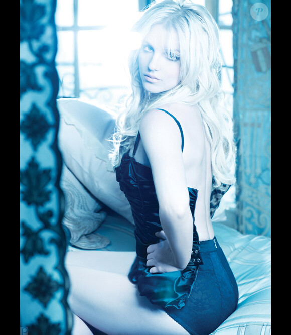 Britney Spears pose pour la promo de l'album Femme Fatale.