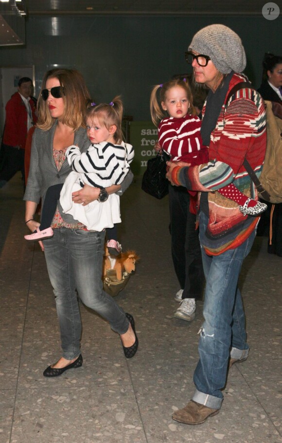 Lisa Marie Presley et son mari Michael Lockwood en compagnie de leurs jumelles Harper Vivienne Ann et Finley Aaron Love à l'aéroport de Heathrow à Londres, en provenance de Los Angeles, le 1er avril 2011 