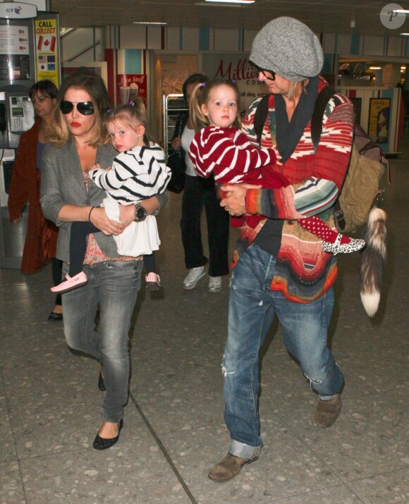 Lisa Marie Presley et son mari Michael Lockwood en compagnie de leurs jumelles Harper Vivienne Ann et Finley Aaron Love à l'aéroport de Heathrow à Londres, en provenance de Los Angeles, le 1er avril 2011 