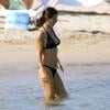 Courtney Cox à la plage avec des seins... plus modestes (ici en 2006)