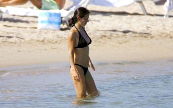 Courtney Cox à la plage avec des seins... plus modestes (ici en 2006)