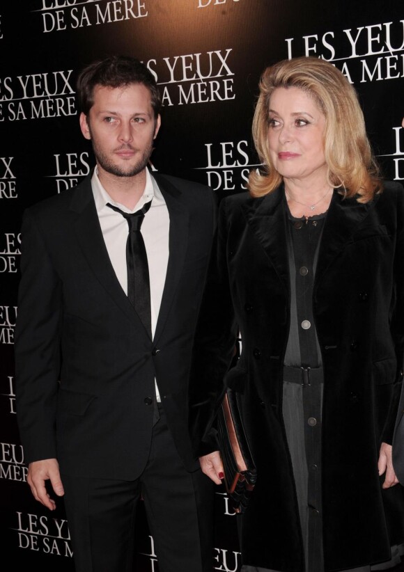 Nicolas Duvauchelle et Catherine Deneuve lors de la première du film Les Yeux de ma mère en mars 2011 à Paris