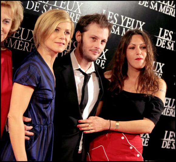 Marina Fois, Nicolas Duvauchelle, Karole Rocher lors de la première du film Les Yeux de sa mère à Paris en mars 2011 