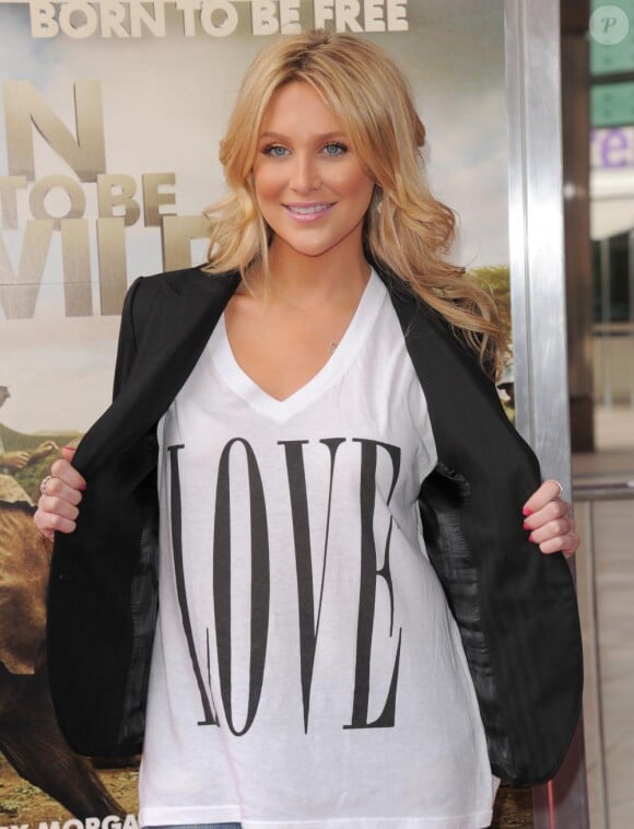 La magnifique Stephanie Pratt Melissa arborait un t-shirt plein de "love" à la première mondiale de Born to be wild 3D, au California Science Center de Los Angeles le 3 avril 2011