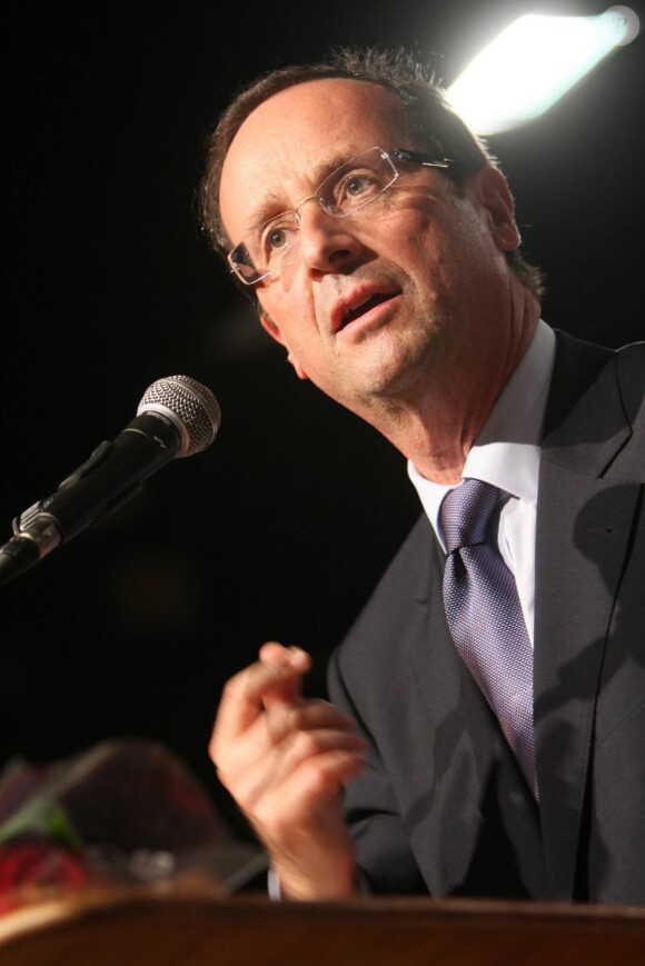 François Hollande, lors de son premier meeting politique à Boulogne-sur-mer, le 1er avril 2011.