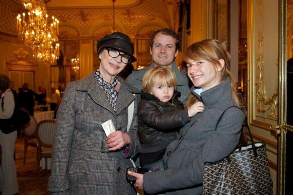 Viviane et Pauline Blassel lors de la soirée au profit de l'Association Chirurgie Plus (AC+) à l'Hôtel Le Meurice le dimanche 4 avril 2011 à Paris