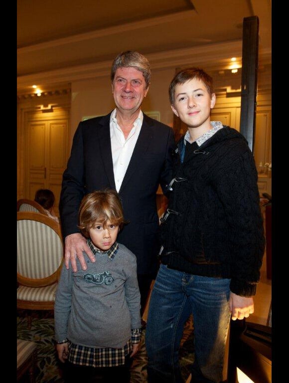 Yves Carcelle et ses fils lors de la soirée au profit de l'Association Chirurgie Plus (AC+) à l'Hôtel Le Meurice le dimanche 4 avril 2011 à Paris