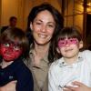 Delphine de Turckheim et ses enfants Athena et Lancelot lors de la soirée au profit de l'Association Chirurgie Plus (AC+) à l'Hôtel Le Meurice le dimanche 4 avril 2011 à Paris