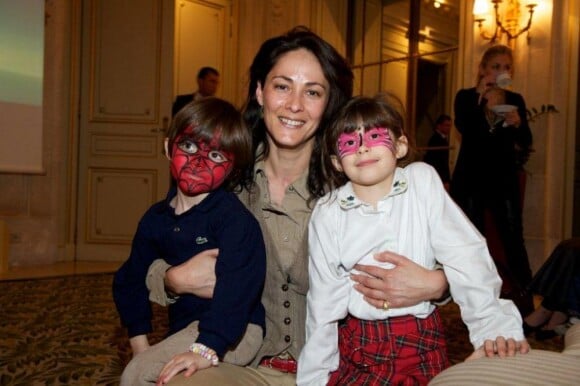 Delphine de Turckheim et ses enfants Athena et Lancelot lors de la soirée au profit de l'Association Chirurgie Plus (AC+) à l'Hôtel Le Meurice le dimanche 4 avril 2011 à Paris