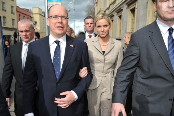 Le prince Albert de Monaco et sa fiancée Charlene Wittstock en visite officielle en Irlande, le 4 avril 2011.