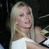 Tara Reid signe des autographes en arrivant au club Trousdale à West Hollywood le 3 avril 2011