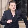 Leonardo DiCaprio en plein tournage de la pub pour un téléphone mobile chinois à Paris, le 6 avril 2011