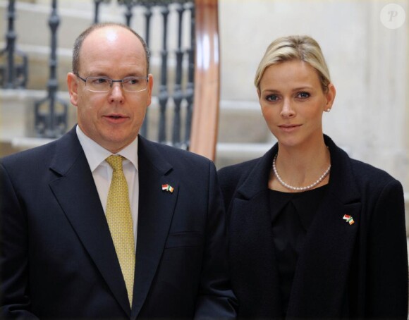 Albert de Monaco et Charlene visitent la mairie de Dublin, en Irlande, le 5 avril 2011.