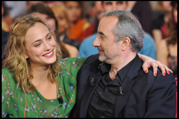 Nora Arnezeder et Antoine Duléry, invités à Vivement Dimanche pour la promotion du film La Croisière, diffusé le 6 avril 2011 (diffusé le 10 avril 2011)