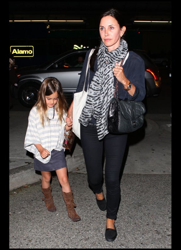 Courteney Cox et sa fille Coco à l'aéroport de Los Angeles le 7 avril 2011