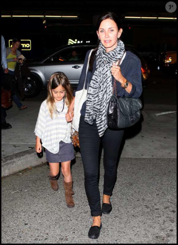 Courteney Cox et sa fille Coco à l'aéroport de Los Angeles le 7 avril 2011