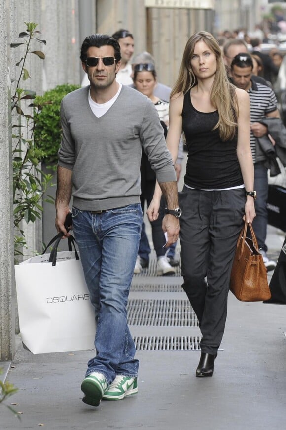 Luis Figo et sa femme Helen Svedin font du shopping à Milan, le 7 avril 2011