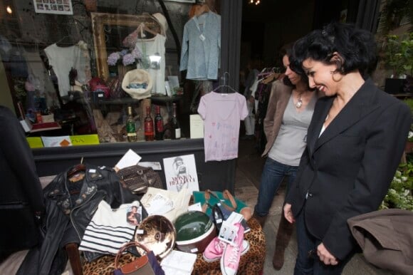 Rachida Dati lors de la vente éphémère des P'tits Cracks chez Sol y Flor le samedi 2 avril 2011