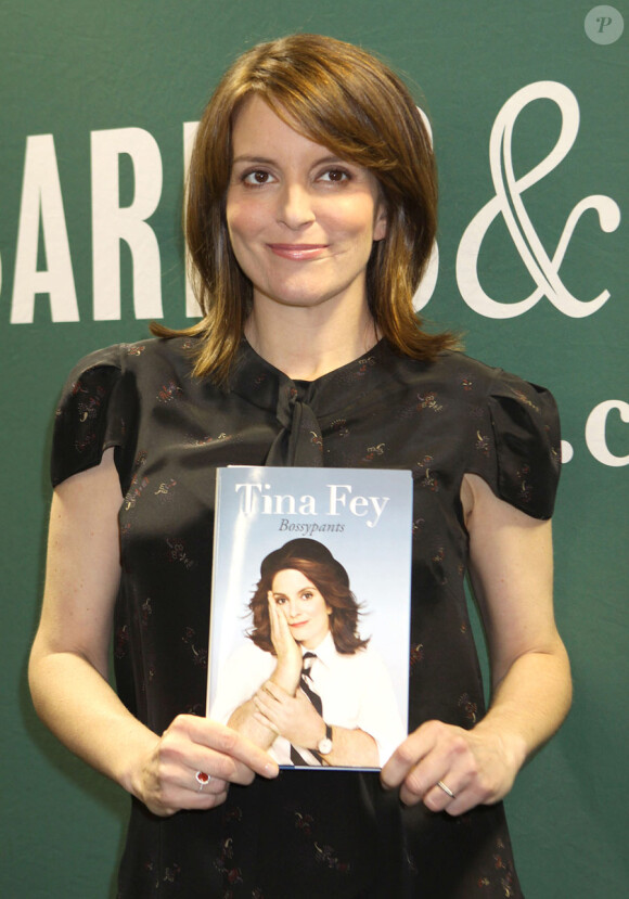 Tina Fey, enceinte, fait la promo de son livre Bossypants, chez Barnes & Noble à New York, le 8 avril 2011