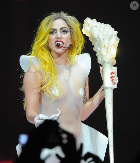 Lady Gaga chante sur la scène du Staples Center à Los Angeles en mars 2011