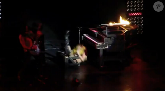 Lady Gaga fait une chute pendant qu'elle chante You and I lors de son Monster Ball Tour en avril 2011 à Houston 