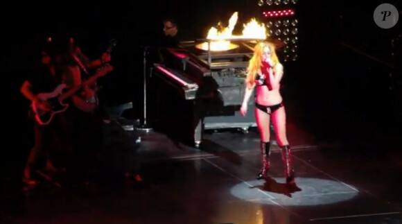 Lady Gaga fait une chute pendant qu'elle chante You and I lors de son Monster Ball Tour en avril 2011 à Houston 