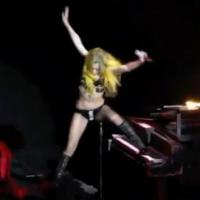 Lady Gaga : Une chute et elle se retrouve les quatre fers en l'air !