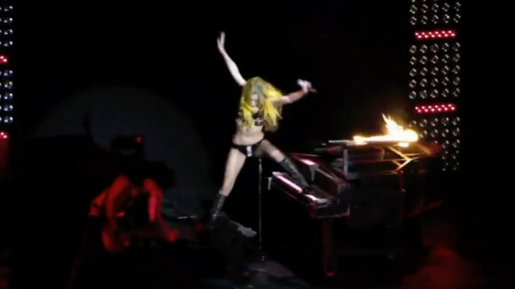 Lady Gaga : Une chute et elle se retrouve les quatre fers en l'air !