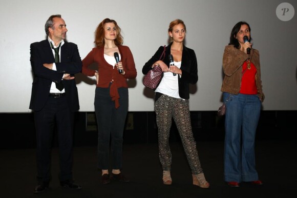 Antoine Duléry, Armelle, Nora Arnezeder et Pascale Pouzadoux lors de la première de La Croisière au Kinepolis à Lille le 11 avril 2011
