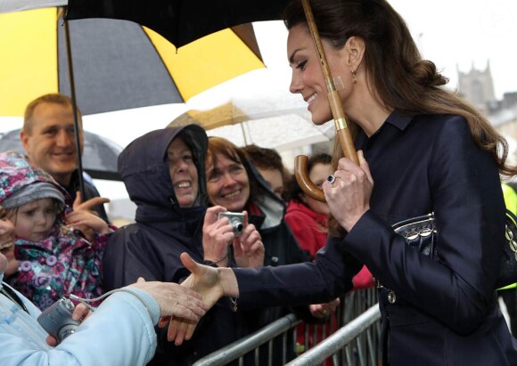 Le 11 avril 2011, pour sa dernière sortie avant le mariage, Kate Middleton est apparue amincie dans le Lancashire. Au point que sa bague de fiançailles est désormais trop grande ?