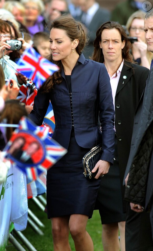 Le 11 avril 2011, pour sa dernière sortie avant le mariage, Kate Middleton est apparue amincie dans le Lancashire. Au point que sa bague de fiançailles est désormais trop grande ?