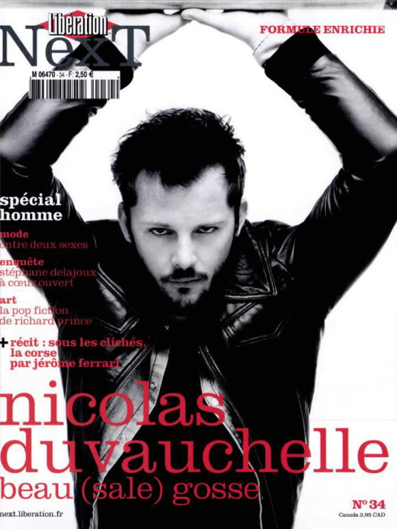 Nicolas Duvauchelle pose en couverture de Libération Next. Il porte un T-shirt en coton noir Majestic.