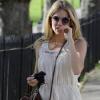 Quand Sienna Miller adopte le look bohème, on est sous le charme. Le contraste de la robe blanche légère et des bottes de motarde est simplement parfait !