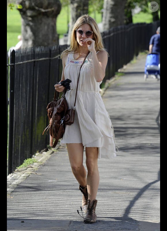 Quand Sienna Miller adopte le look bohème, on est sous le charme. Le contraste de la robe blanche légère et des bottes de motarde est simplement parfait !
