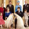 La princesse Mary et le prince Frederik de Danemark avec leurs deux grands enfants Christian et Isabella et leurs jumeaux, le prince Vincent et la princesse Joséphine, dans la grande salle de leur demeure (le palais Frederik VIII), le 14 avril 2011, quelques heures après le baptême des deux chérubins.
Ils sont entourés des grands-parents : John Donaldson, le père de Mary, avec sa compagne Susan Moody, et la reine Margrethe avec le prince consort Henrik, toujours de mèche avec son petit-fils Christian !