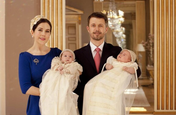 La princesse Mary et le prince Frederik de Danemark avec leurs jumeaux, le prince Vincent et la princesse Joséphine, dans la grande salle de leur demeure (le palais Frederik VIII), le 14 avril 2011, quelques heures après le baptême des deux chérubins.