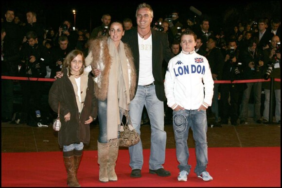 David Ginola, sa femme Coraline et leurs enfants Carla et Andréa, à Cannes, janvier 2006.