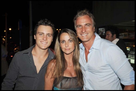 David Ginola, sa femme Coraline et leur fils Andréa, Saint-Tropez, le 30 juillet 2008. 