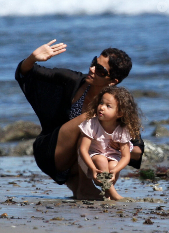 Halle Berry et sa fille Nahla se promènent sur la plage de Malibu en avril 2011