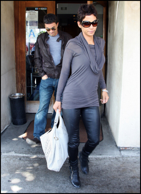 Halle Berry à la sortie d'un restaurant à Beverly Hills avec son compagnon Olivier Martinez le 12 avril 2011
 