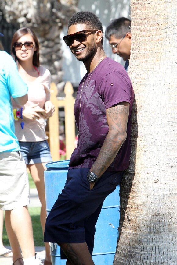 Usher assiste au Festival de Coachella, vendredi 15 avril 2011, à Indio (Californie).