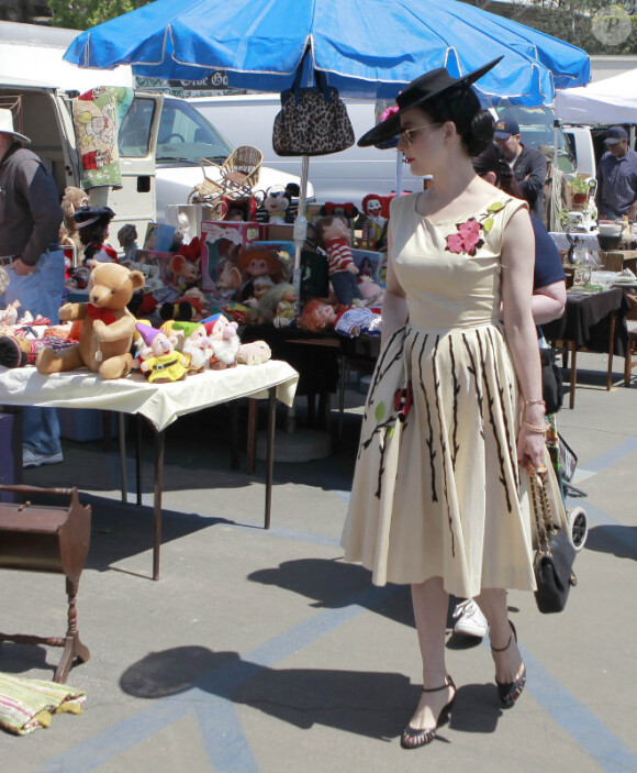 Dita Von Teese se promène aux puces de West Hollywood, à Los Angeles. Avril 2011