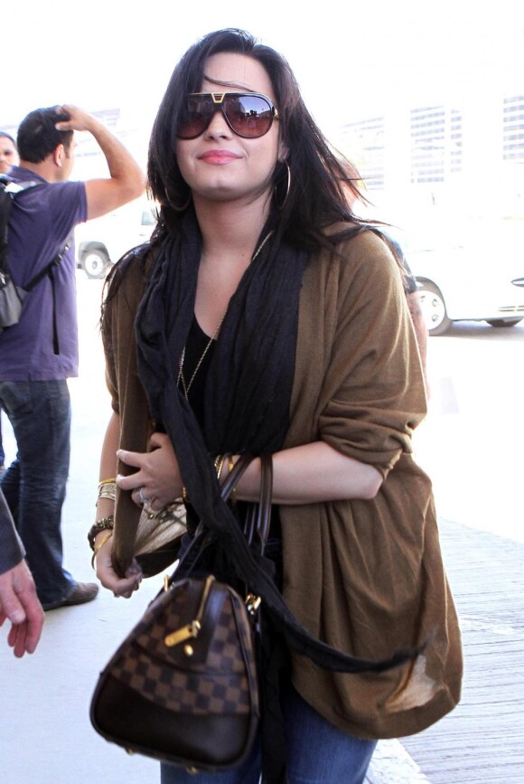 Demi Lovato arrive à l'aéroport LAX de Los Angeles, vendredi 15 avril.