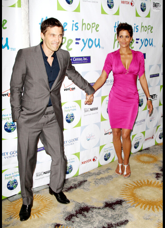 Olivier Martinez et Halle Berry toujours aussi amoureux lors de la soirée Silver Rose à Beverly Hills le 17 avril 2011